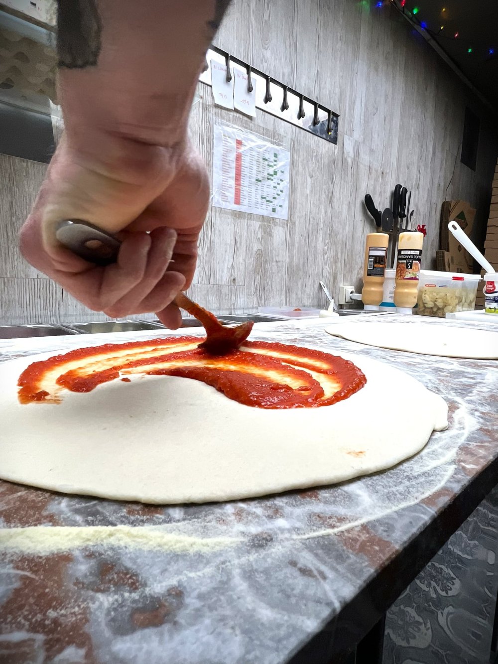 Préparation d'une pizza dans le food truck Pizza Délice